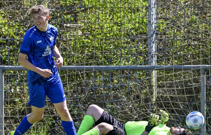 Max Krüger (links) freut sich über die Führung der SGM Gündelbach/Häfnerhaslach. Der Keeper aus Sternenfels ist machtlos.