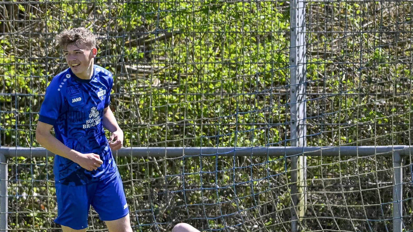 Max Krüger (links) freut sich über die Führung der SGM Gündelbach/Häfnerhaslach. Der Keeper aus Sternenfels ist machtlos.