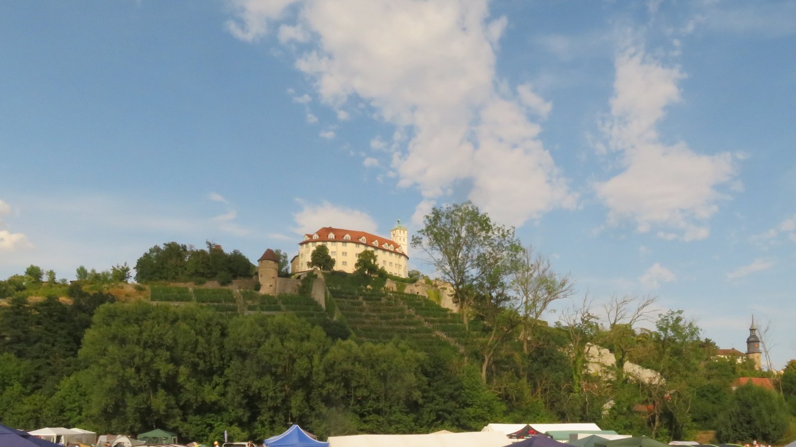 Zeltplatz in Vaihingen? Unterm Kaltenstein trifft sich die europäische Faustballjugend am Alten Badplatz bei ihren Meisterschaften. Foto: Arning Zeltplatz in Vaihingen? Unterm Kaltenstein trifft sich die europäische Faustballjugend am Alten Badplatz bei ihren Meisterschaften. Foto: Arning