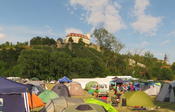 Zeltplatz in Vaihingen? Unterm Kaltenstein trifft sich die europäische Faustballjugend am Alten Badplatz bei ihren Meisterschaften.  <span class='image-autor'>Foto: Arning</span>