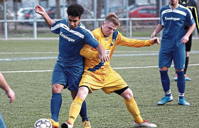 Bei Modou Gueye (links) hat am vergangenen Wochenende ein Muskel zugemacht. Ob der Mittelfeldspieler dem FC Gündelbach gegen Lomersheim zur Verfügung steht, ist fraglich. Foto: Küppers