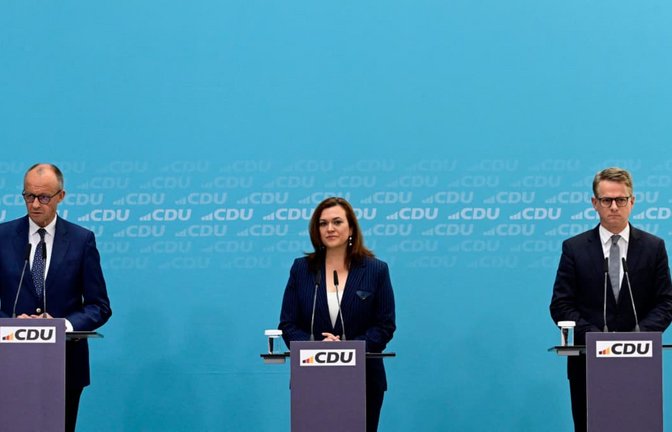 Die drei von der CDU: Parteichef und Bundeskanzler Friedrich Merz, die neue Generalsekretärin Franziska Hoppermann und ihr Vorgänger, der künftige Bundesgesundheitsminister Carsten Linnemann.<span class='image-autor'>John McDougall/afp</span>