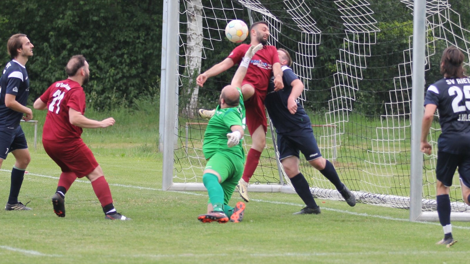 Im Strafraum des SV Riet brennt es lichterloh. Keeper Kerim Buruk (Mitte) und seine Hinterleute bekommen die Situation aber so bereinigt, dass der Ball nur an die Unterkante der Latte springt. Fotos: Dittrich Im Strafraum des SV Riet brennt es lichterloh. Keeper Kerim Buruk (Mitte) und seine Hinterleute bekommen die Situation aber so bereinigt, dass der Ball nur an die Unterkante der Latte springt. Fotos: Dittrich