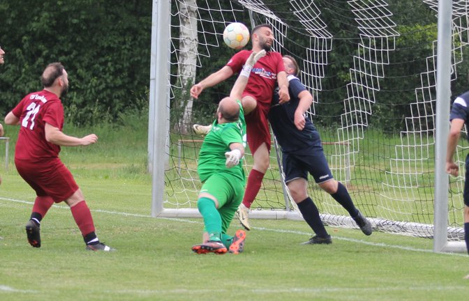 Im Strafraum des SV Riet brennt es lichterloh. Keeper Kerim Buruk (Mitte) und seine Hinterleute bekommen die Situation aber so bereinigt, dass der Ball nur an die Unterkante der Latte springt. <span class='image-autor'>Fotos: Dittrich</span>
