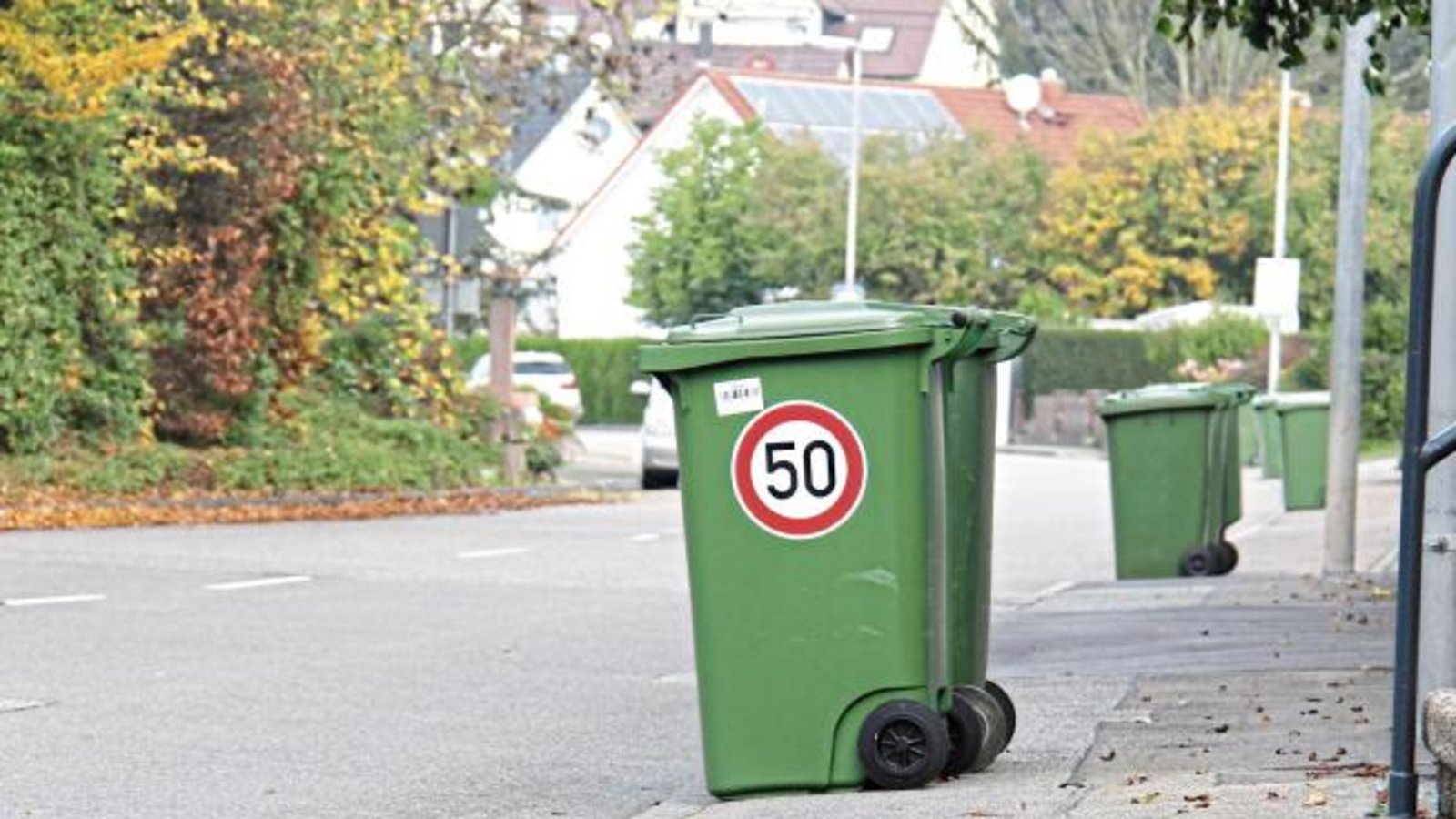 Am Illinger Ortseingang ist Tempo 50 – das wissen sogar die Mülltonnen.  Foto: Rostek