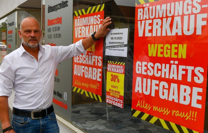 Konrad Buck führt seit 1992 das Bekleidungsgeschäft in der Goethestraße in Sachsenheim. Nun läuft der Räumungsverkauf. <span class='image-autor'>Foto: Kalb</span>