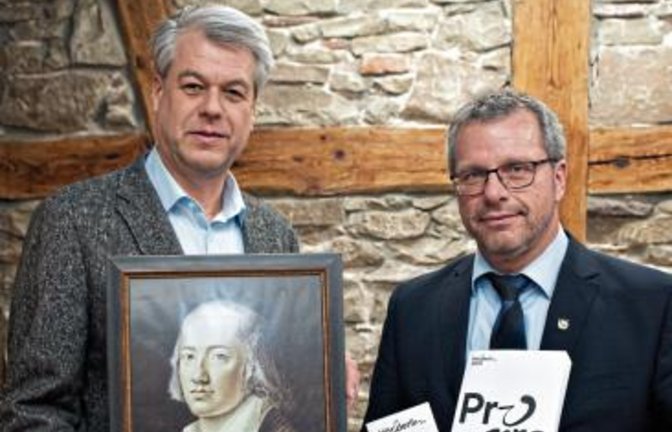 Ehlers (links) und Felchle mit Hölderlin und Programm. Foto: Fotomoment