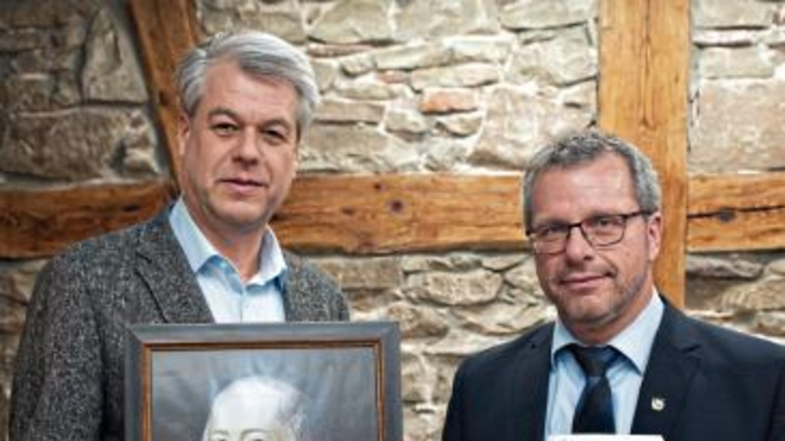 Ehlers (links) und Felchle mit Hölderlin und Programm. Foto: Fotomoment