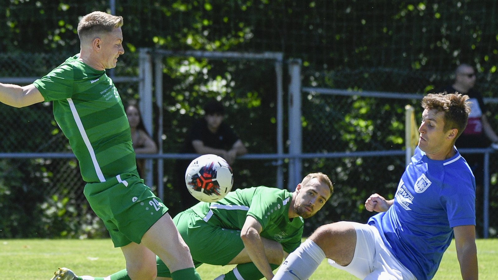 Hart zur Sache geht es beim Vaihinger Stadtpokal im Sommer 2022 – hier zwischen dem TSV Kleinglattbach und dem VfB Vaihingen. Foto: Leitner Hart zur Sache geht es beim Vaihinger Stadtpokal im Sommer 2022 – hier zwischen dem TSV Kleinglattbach und dem VfB Vaihingen. Foto: Leitner