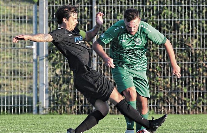 Die Defensive fängt bei der SGM Riexingen in der vordersten Reihe an. Stürmer Benjamin Langhans (von links) stört Florian Redzepi vom TSV Hochdorf. Foto: Küppers