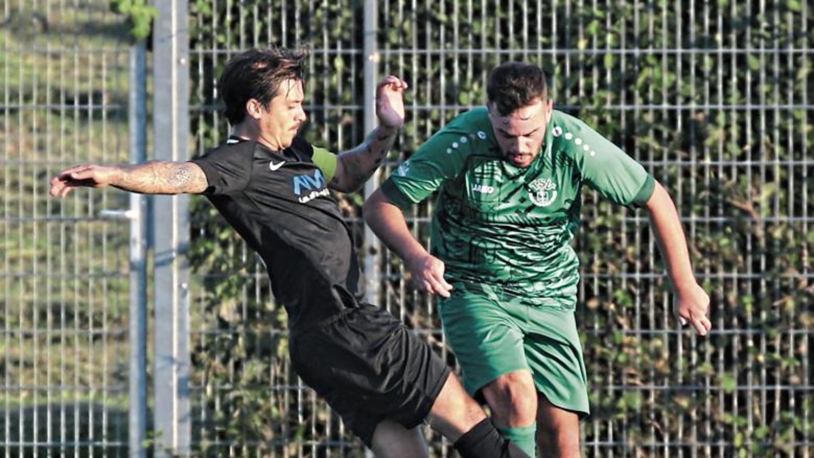 Die Defensive fängt bei der SGM Riexingen in der vordersten Reihe an. Stürmer Benjamin Langhans (von links) stört Florian Redzepi vom TSV Hochdorf. Foto: Küppers Die Defensive fängt bei der SGM Riexingen in der vordersten Reihe an. Stürmer Benjamin Langhans (von links) stört Florian Redzepi vom TSV Hochdorf. Foto: Küppers