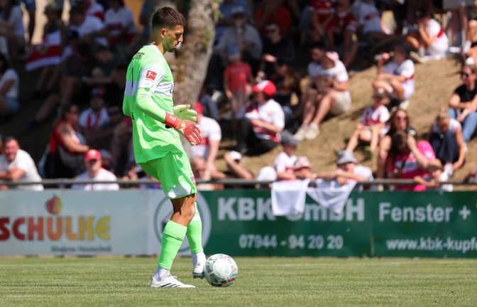 VfB-Torwart Fabian Bredlow hütete im Testspiel beim FSV Hollenbach (5:0) eine Halbzeit lang das VfB-Tor.<span class='image-autor'>Baumann/Alexander Keppler</span>