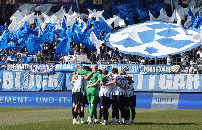 Stimmungsvolle Atmosphähre im B-Block.<span class='image-autor'>Foto: Baumann/Hansi Britsch</span>