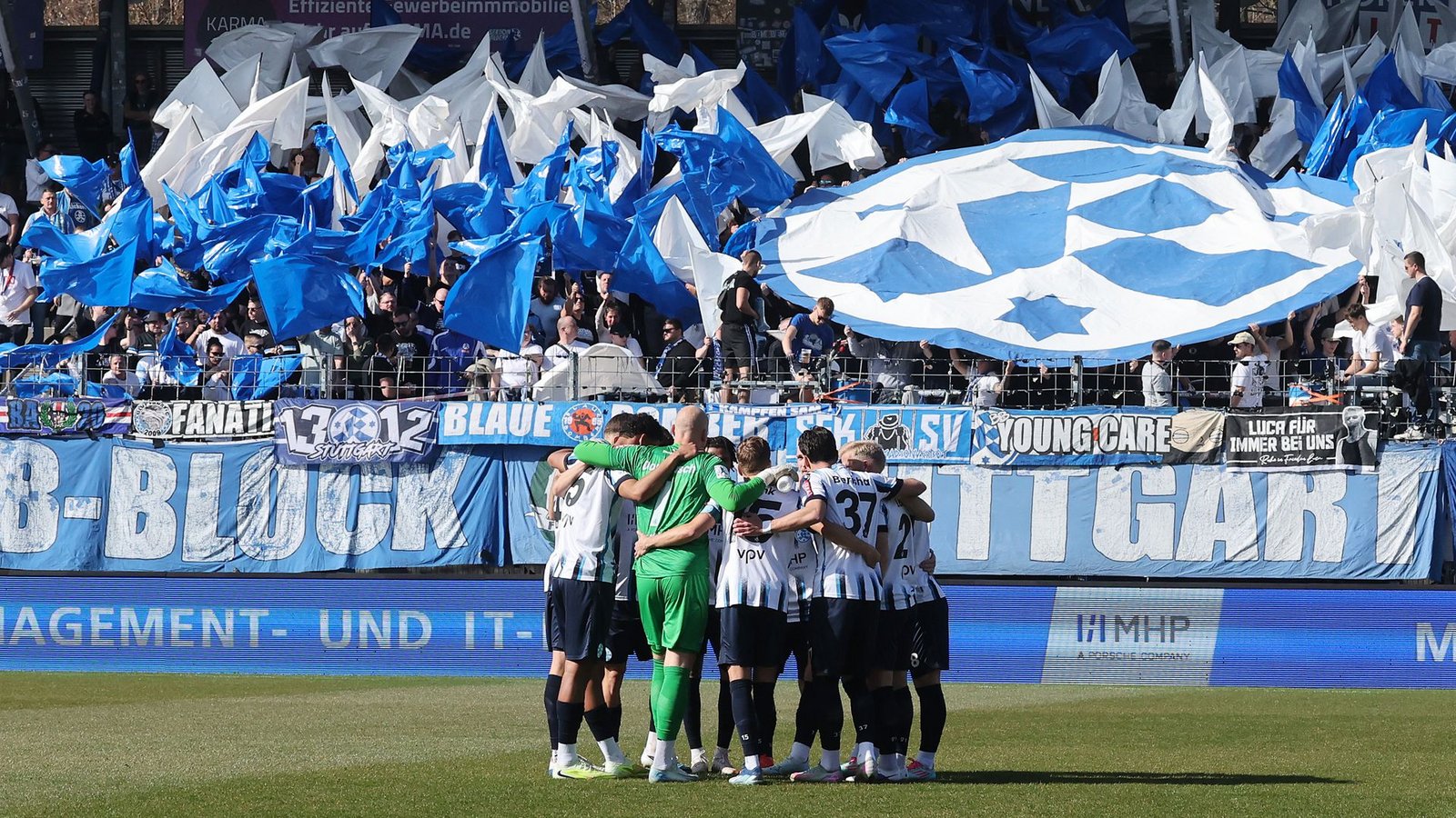 Stimmungsvolle Atmosphähre im B-Block.Foto: Baumann/Hansi Britsch