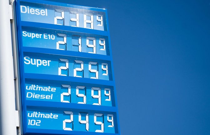 Preistafel  an der Tankstelle: Was Diesel und Benzin in diesen Tagen kosten, ist gewöhnungsbedürftig.<span class='image-autor'>Foto: dpa/Nicolas Armer</span>