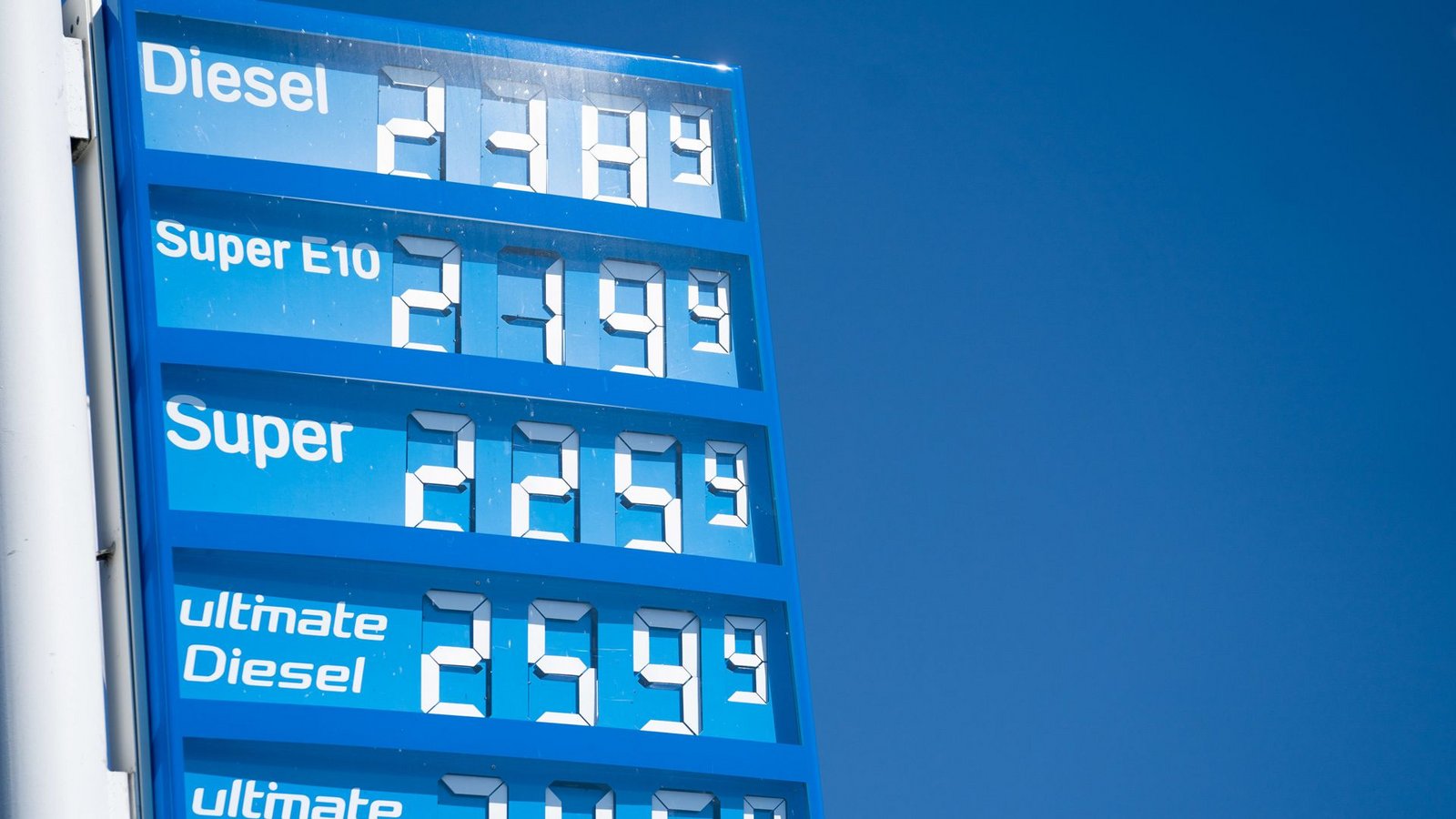 Preistafel an der Tankstelle: Was Diesel und Benzin in diesen Tagen kosten, ist gewöhnungsbedürftig.Foto: dpa/Nicolas Armer Preistafel an der Tankstelle: Was Diesel und Benzin in diesen Tagen kosten, ist gewöhnungsbedürftig.Foto: dpa/Nicolas Armer