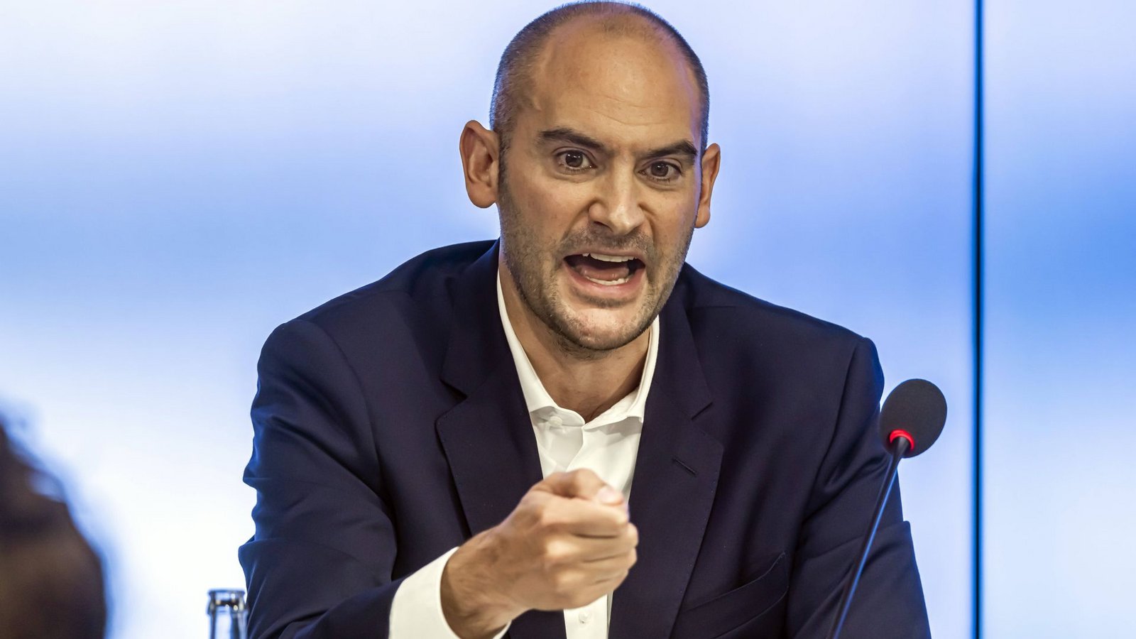 Finanzminister Danyal Bayaz (Grüne) lehnt den aktuell wichtigsten Wunsch des Beamtenbundes endgültig ab.Foto: IMAGO/Arnulf Hettrich