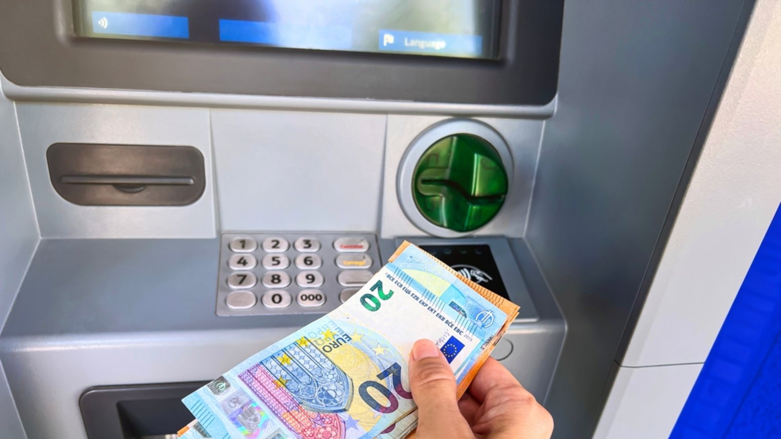 Einzahlungen an Automaten sind meist nur begrenzt möglich.Foto: Aida Servi / shutterstock.com