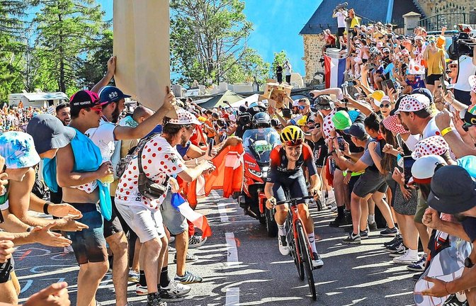 Der Sieger bei der bislang letzten Tour-Etappe, die nach 21 Kehren in L'Alpe d'Huez endete, war 2022 der Brite Tom Pidcock. Er fuhr damals noch für das Ineos-Team.<span class='image-autor'>Foto: IMAGO/Belga</span>
