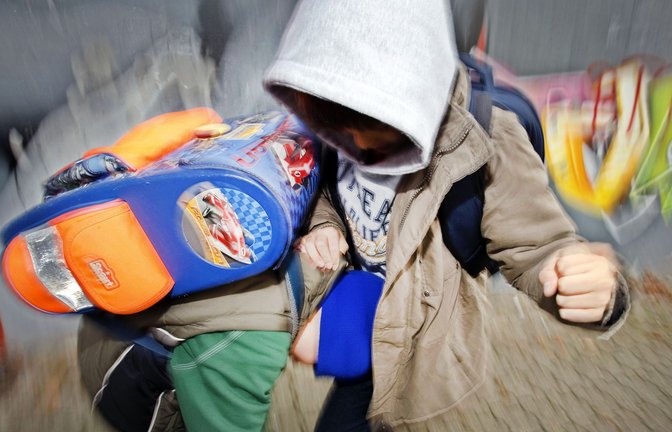 Eine Prügelei auf dem Schulhof kann schlimm enden. Die Frage ist, ab welchem Alter auch Kinder strafmündig sein können.<span class='image-autor'>Foto: dpa/Oliver Berg</span>