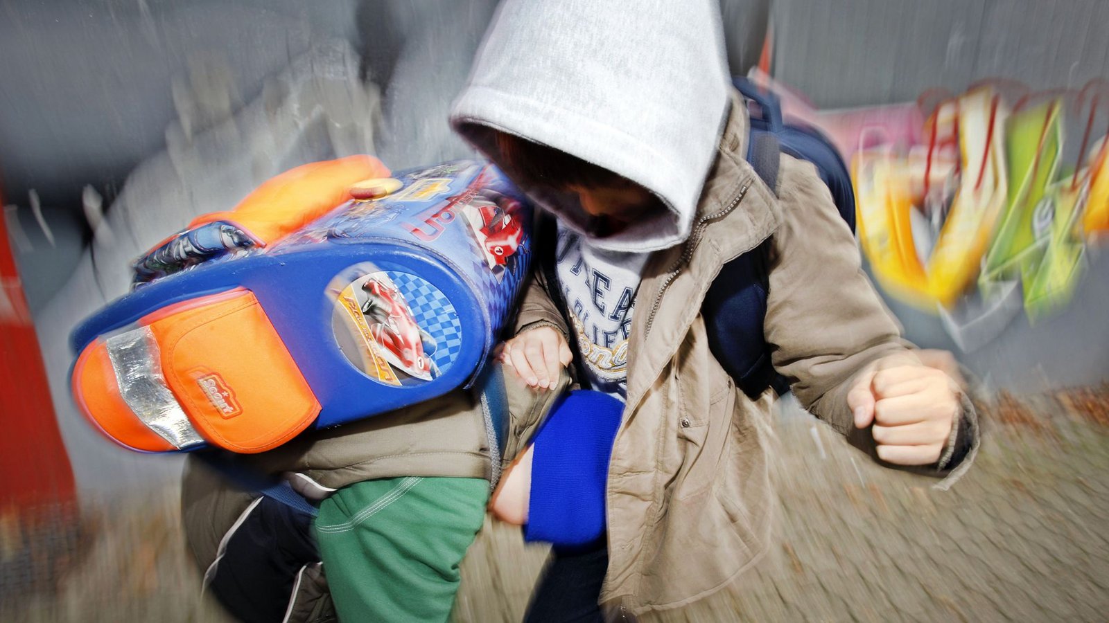 Eine Prügelei auf dem Schulhof kann schlimm enden. Die Frage ist, ab welchem Alter auch Kinder strafmündig sein können.Foto: dpa/Oliver Berg Eine Prügelei auf dem Schulhof kann schlimm enden. Die Frage ist, ab welchem Alter auch Kinder strafmündig sein können.Foto: dpa/Oliver Berg