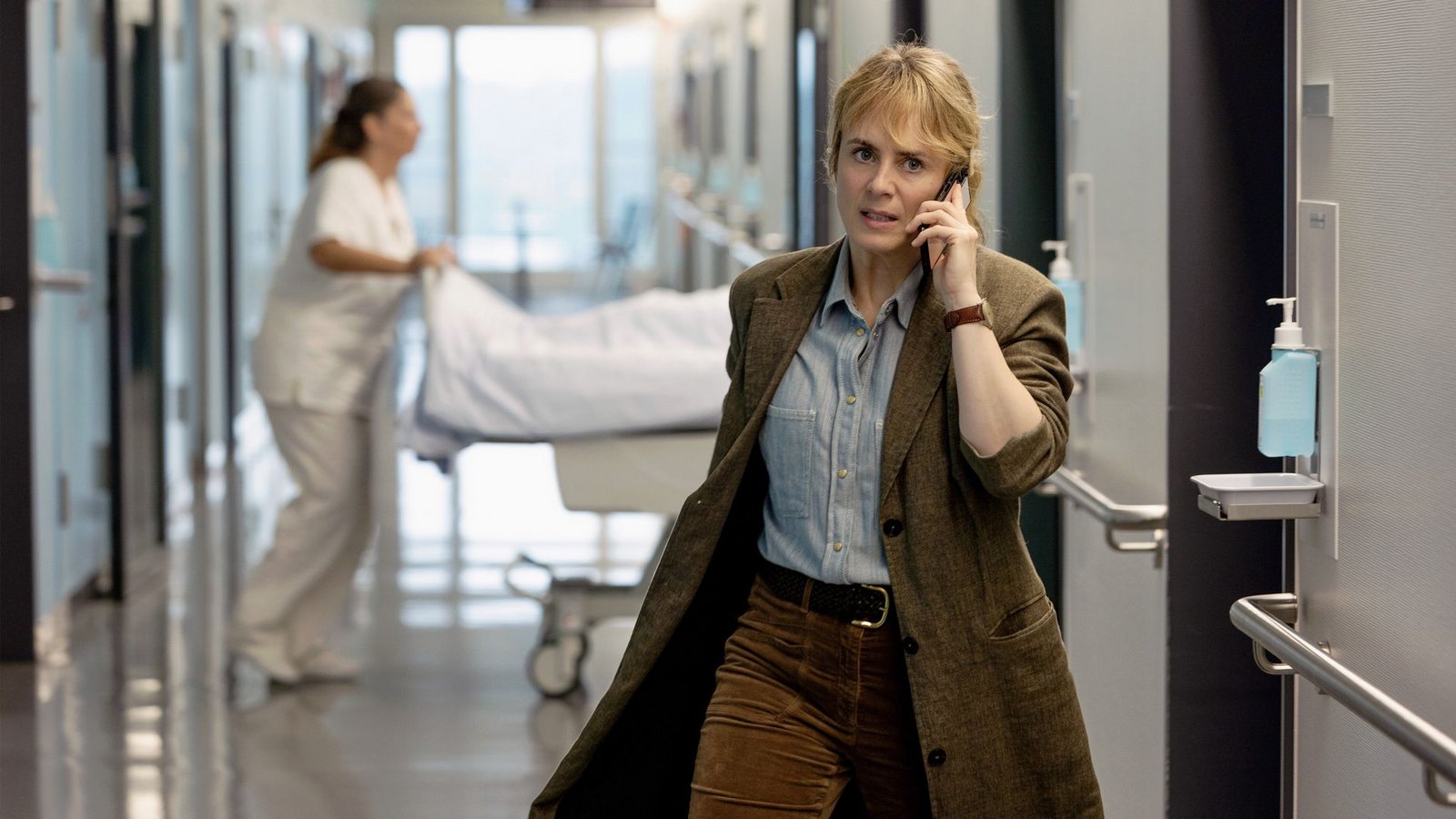 Ständig werden neue Patienen eingeliefert: Kommissarin Isabelle Grandjean (Anna Pieri Zuercher) im Krankenhaus.Foto: ARD Degeto Film/SRF/Sava Hlavace Ständig werden neue Patienen eingeliefert: Kommissarin Isabelle Grandjean (Anna Pieri Zuercher) im Krankenhaus.Foto: ARD Degeto Film/SRF/Sava Hlavace