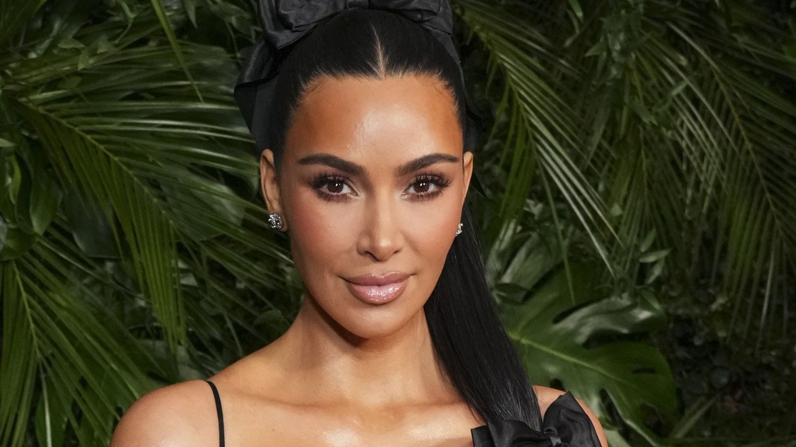 Der Nutzen von Kim Kardashian’s Face-Wrap ist aus medizinischer Sicht fraglich. Trotzdem war das Produkt in kurzer Zeit online ausverkauft.Foto: Jordan Strauss/Invision via AP/d Der Nutzen von Kim Kardashian’s Face-Wrap ist aus medizinischer Sicht fraglich. Trotzdem war das Produkt in kurzer Zeit online ausverkauft.Foto: Jordan Strauss/Invision via AP/d