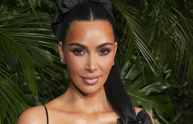 Der Nutzen von Kim Kardashian’s Face-Wrap ist aus medizinischer Sicht fraglich. Trotzdem war das Produkt in kurzer Zeit online ausverkauft.<span class='image-autor'>Foto: Jordan Strauss/Invision via AP/d</span>