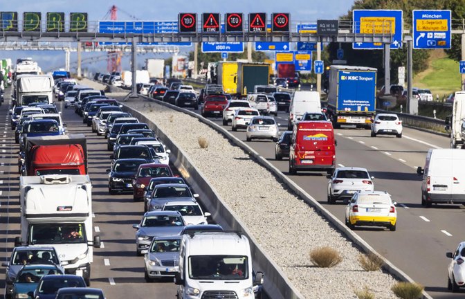 Stau, wohin man nur sieht: Die Autobahnen und Bundesstraßen in der Region Stuttgart sind oft überlastet.<span class='image-autor'>Foto: imago images/Arnulf Hettrich</span>