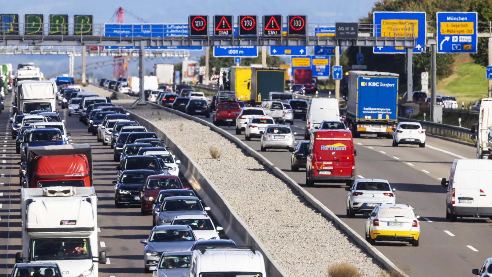 Stau, wohin man nur sieht: Die Autobahnen und Bundesstraßen in der Region Stuttgart sind oft überlastet.Foto: imago images/Arnulf Hettrich Stau, wohin man nur sieht: Die Autobahnen und Bundesstraßen in der Region Stuttgart sind oft überlastet.Foto: imago images/Arnulf Hettrich