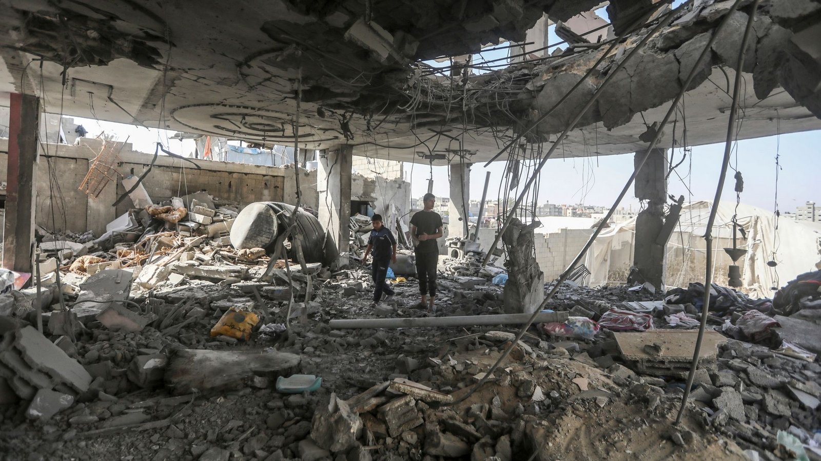 Palästinenser stehen in den Trümmern eines Hauses nach einem israelischen Luftangriff, bei dem mehrere Menschen getötet wurden.Foto: Ismael Abu Dayyah/AP/dpa