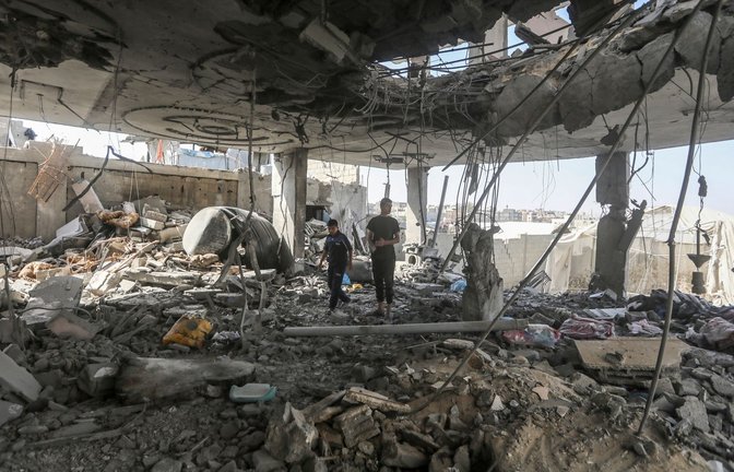 Palästinenser stehen in den Trümmern eines Hauses nach einem israelischen Luftangriff, bei dem mehrere Menschen getötet wurden.<span class='image-autor'>Foto: Ismael Abu Dayyah/AP/dpa</span>