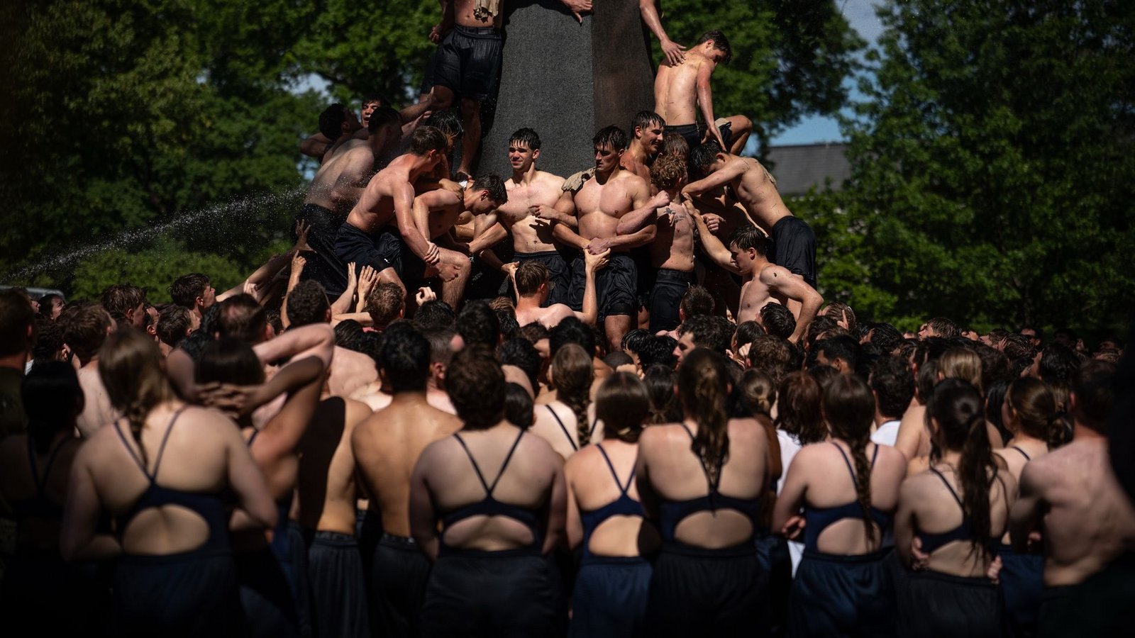 Fähnriche im ersten Jahr erklimmen das Herndon-Denkmal zum Abschluss ihres Studienjahres an der US Naval Academy in Annapolis.Foto: Julia Demaree Nikhinson/AP/dpa Fähnriche im ersten Jahr erklimmen das Herndon-Denkmal zum Abschluss ihres Studienjahres an der US Naval Academy in Annapolis.Foto: Julia Demaree Nikhinson/AP/dpa