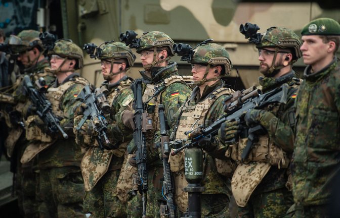 Informieren über das, was die Bundeswehr  macht –  das ist die   Kernaufgabe von Jugendoffizieren.<span class='image-autor'>Foto: dpa/Philipp Schulze</span>