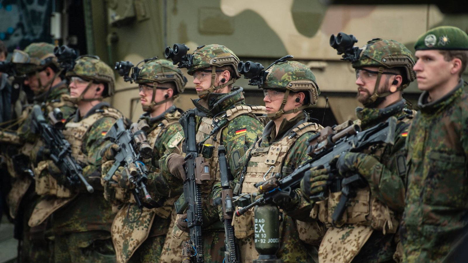 Informieren über das, was die Bundeswehr  macht –  das ist die   Kernaufgabe von Jugendoffizieren.Foto: dpa/Philipp Schulze