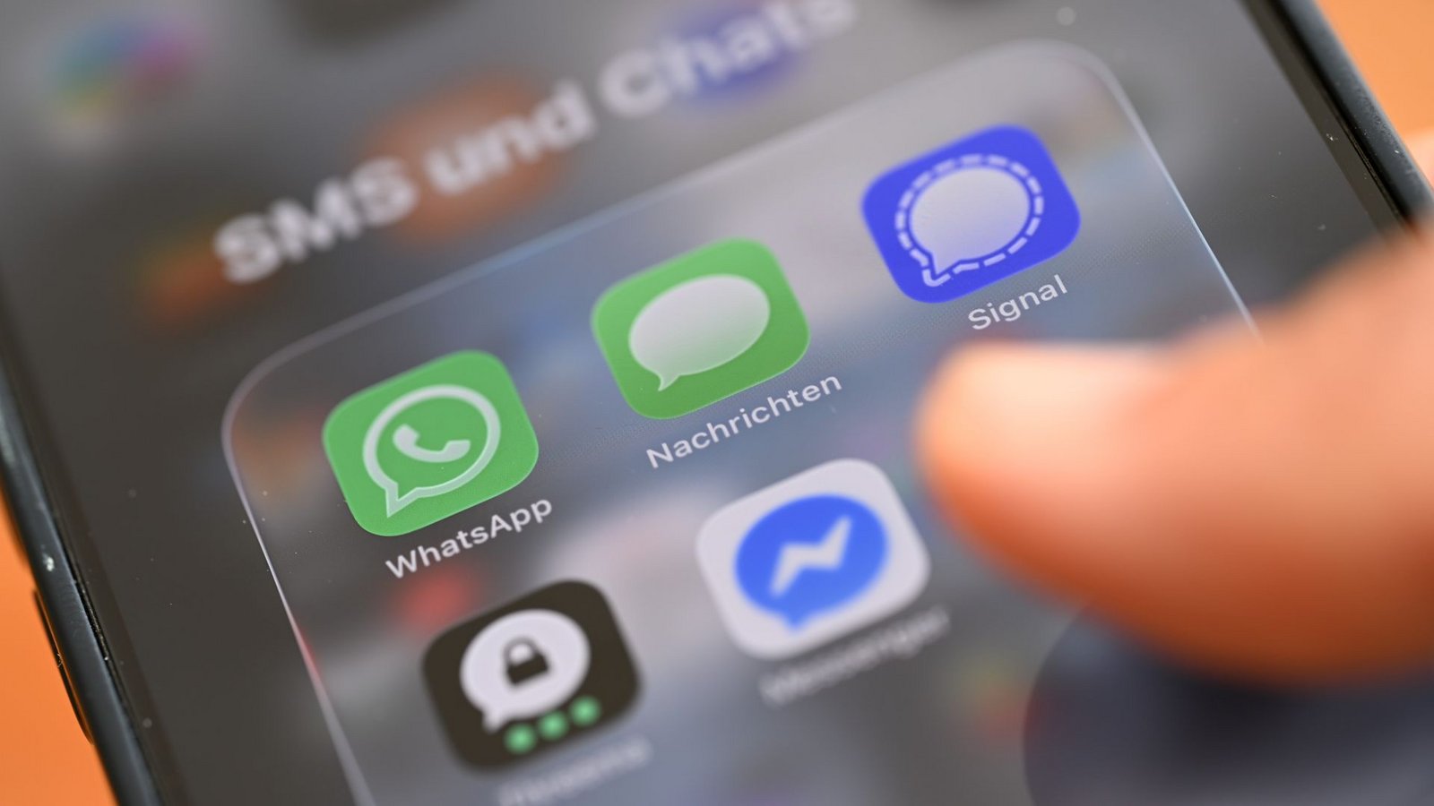 Was tun - eine SMS schicken oder doch lieber einen Chatdienst nutzen?Foto: Wolf von Dewitz/dpa