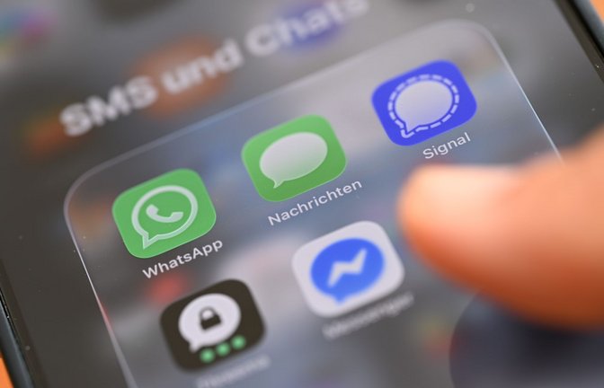 Was tun - eine SMS schicken oder doch lieber einen Chatdienst nutzen?<span class='image-autor'>Foto: Wolf von Dewitz/dpa</span>