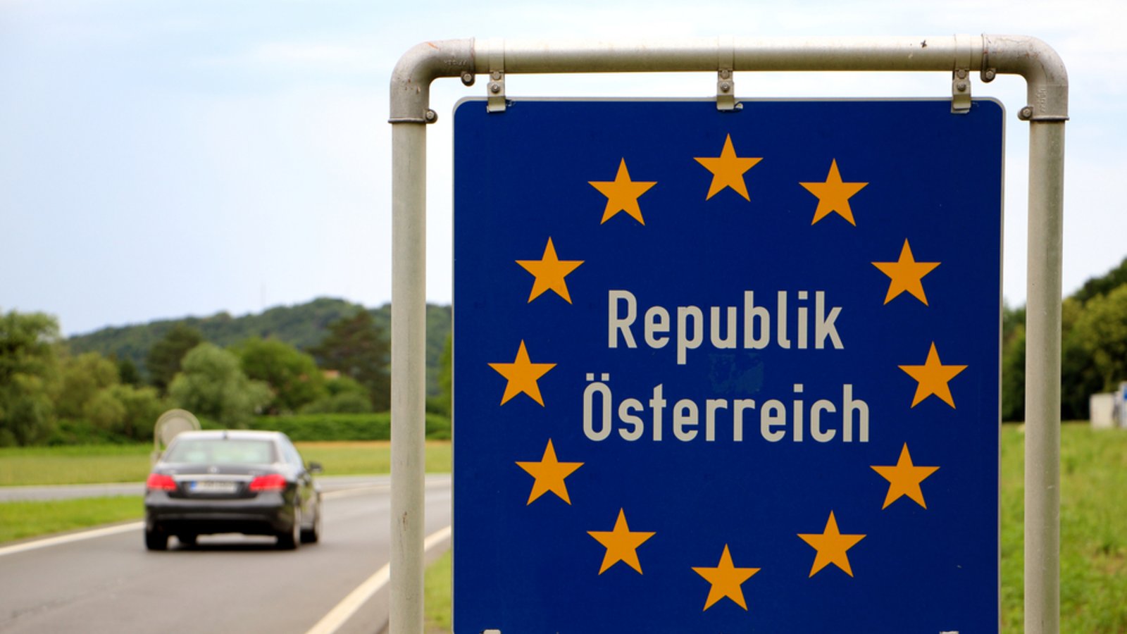 Spätestens nach dem Grenzübergang braucht man in Österreich eine Vignette.Foto: Bella Marton / shutterstock.com Spätestens nach dem Grenzübergang braucht man in Österreich eine Vignette.Foto: Bella Marton / shutterstock.com
