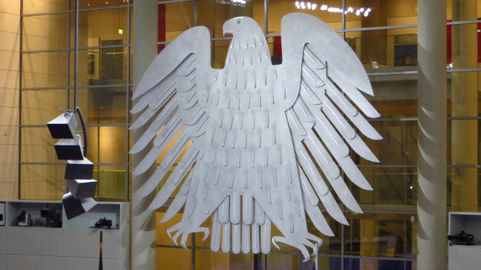 Die Bundesregierung hat heute ein Entlastungspaket beschlossen, das eine Senkung der Energiesteuer, steuerfreie Prämien und Reformen der Krankenversicherung umfasst.Foto: Matthias Wehnert / Shutterstock.com