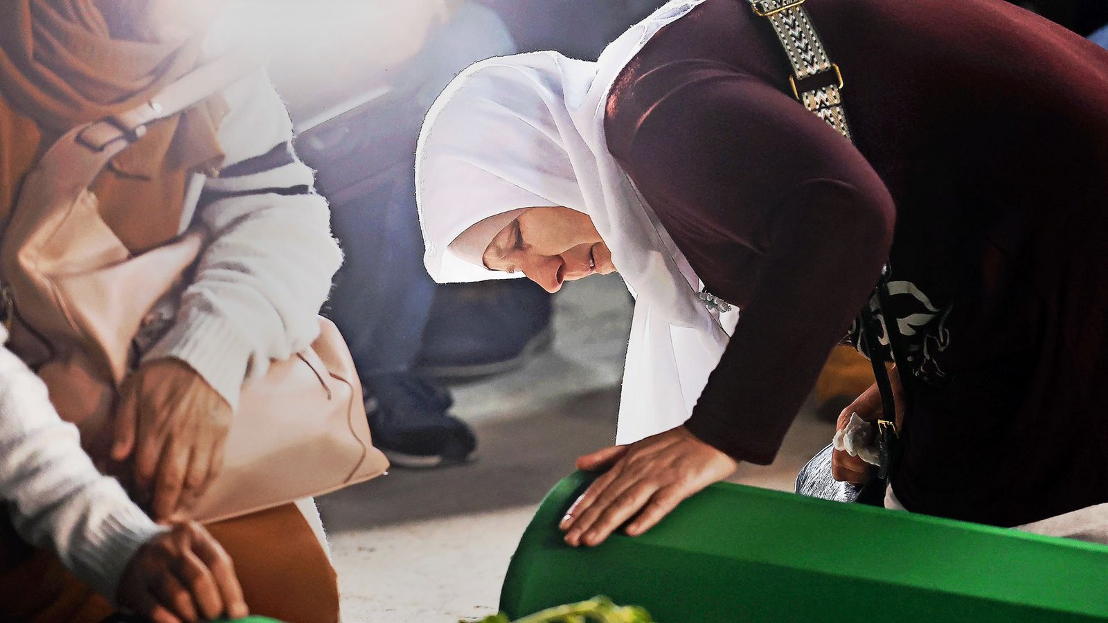 Bewohner Srebrenicas vor den sterblichen Überresten ihrer Angehörigen, die jüngst geborgen wurden.  
Foto: imago/PixselFoto: &nbsp;