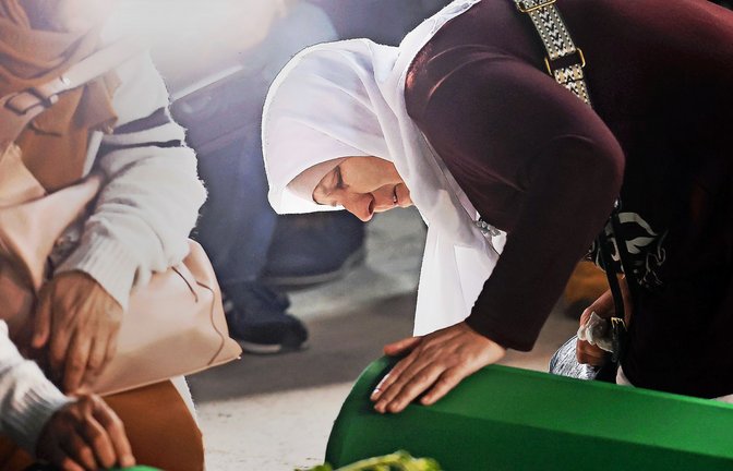 Bewohner Srebrenicas vor den sterblichen Überresten ihrer Angehörigen, die jüngst geborgen wurden.  
Foto: imago/Pixsel<span class='image-autor'>Foto: &nbsp;</span>