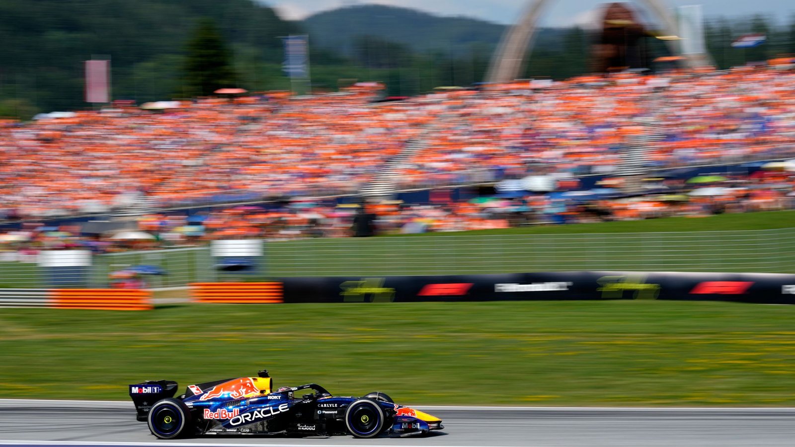 Max Verstappen war vor vielen niederländischen Fans zufrieden mit Platz zwei.Foto: Darko Bandic/AP/dpa