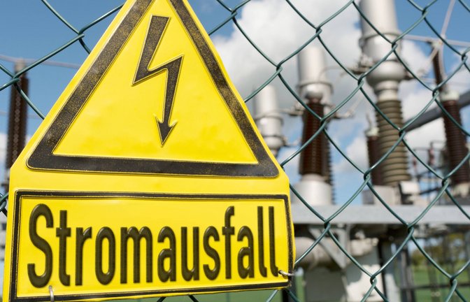 Zahlreiche Firmen sind nach dem Brand ohne Strom. (Symbolfoto)<span class='image-autor'>Foto: IMAGO/IlluPics</span>