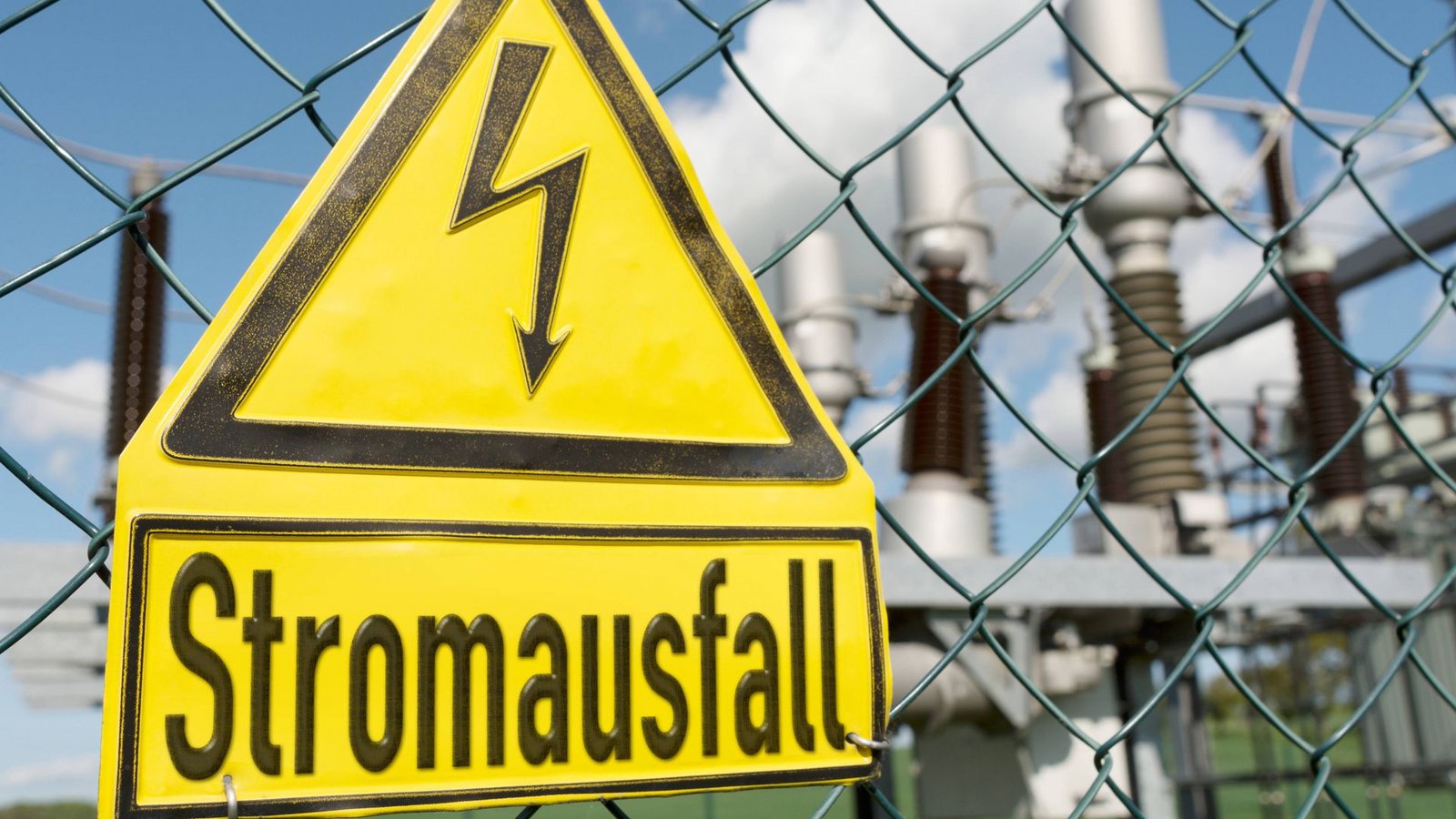 Zahlreiche Firmen sind nach dem Brand ohne Strom. (Symbolfoto)Foto: IMAGO/IlluPics