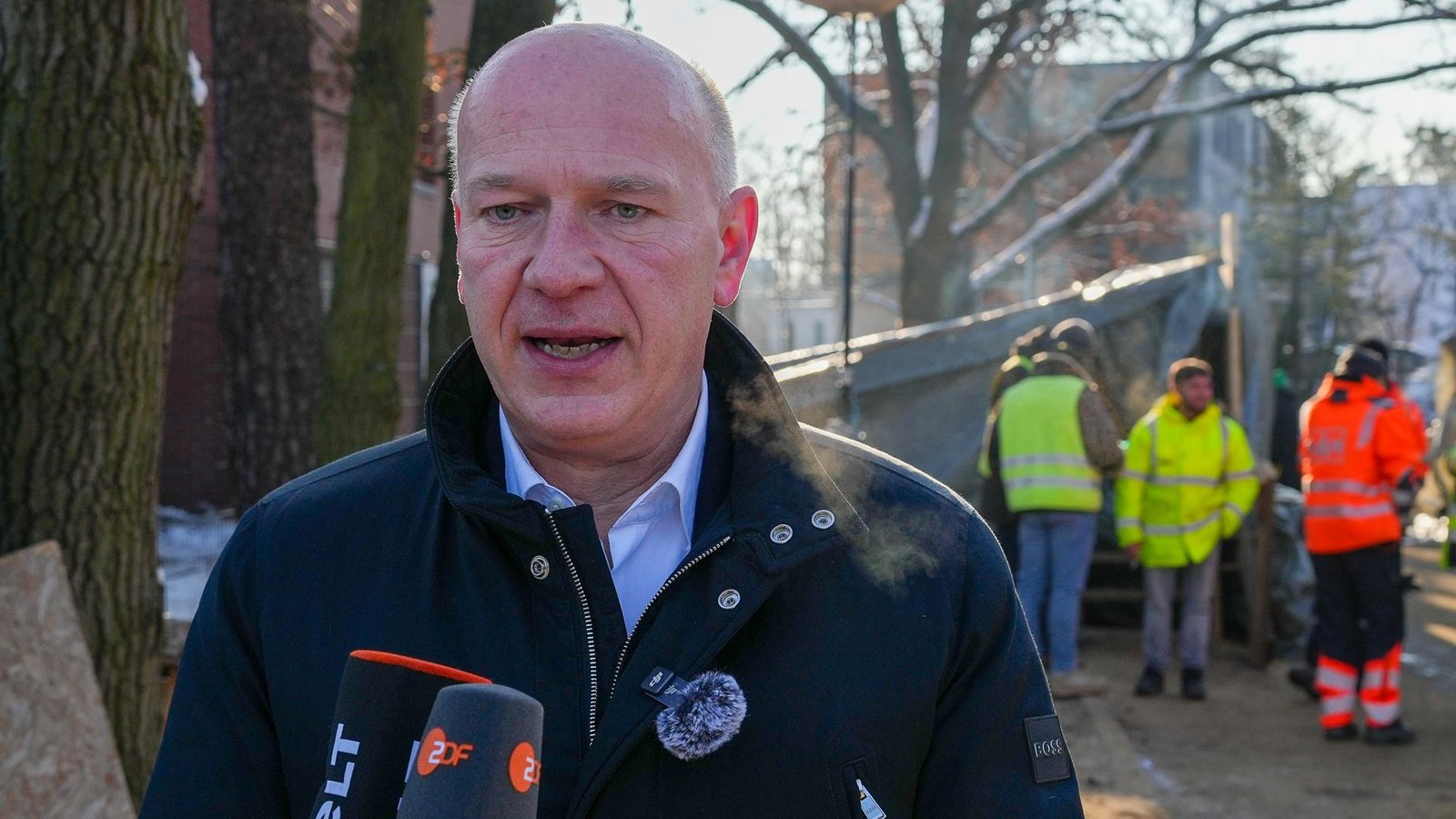 Berlins Regierender Bürgermeister Kai Wegner bei einem Presseauftritt vor einem Berliner Umspannwerk, das von den Anschlägen auf das Stromnetz betroffen warFoto: Soeren Stache/dpa