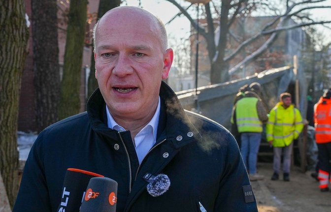 Berlins Regierender Bürgermeister Kai Wegner bei einem Presseauftritt vor einem Berliner Umspannwerk, das von den Anschlägen auf das Stromnetz betroffen war<span class='image-autor'>Foto: Soeren Stache/dpa</span>