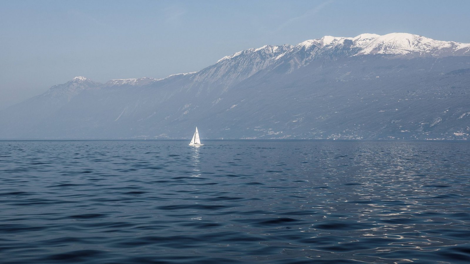 Der Urlaub am Gardasee endete für einen 35-Jährigen tödlich (Symbolbild).Foto: IMAGO/imagebroker/IMAGO/imageBROKER/Daniel Schoenen