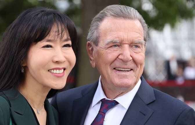 Altkanzler Schröder mit seiner Ehefrau Seon in Berlin. (Archivbild)<span class='image-autor'>Foto: /IMAGO/Frank Ossenbrink</span>