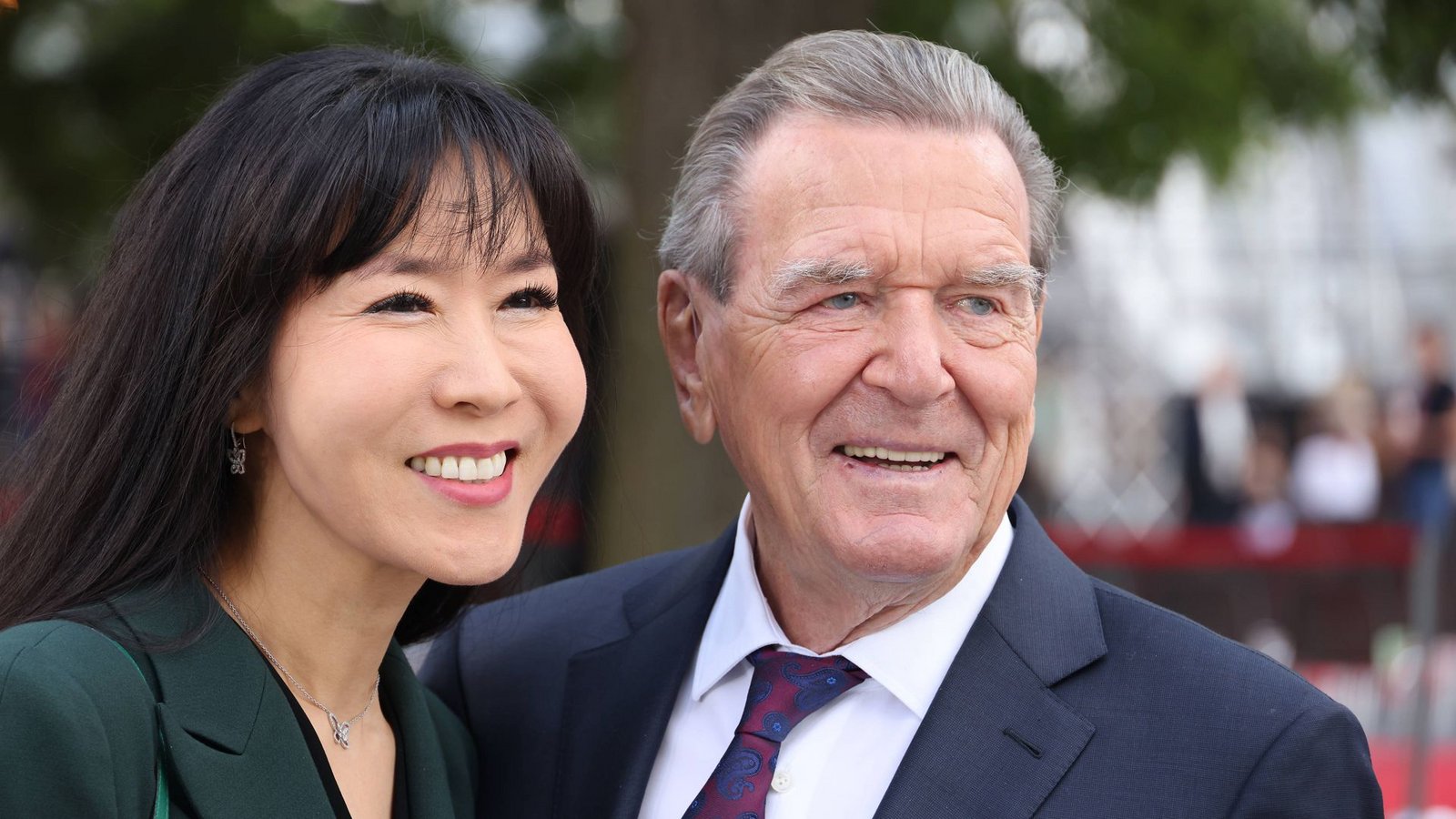 Altkanzler Schröder mit seiner Ehefrau Seon in Berlin. (Archivbild)Foto: /IMAGO/Frank Ossenbrink Altkanzler Schröder mit seiner Ehefrau Seon in Berlin. (Archivbild)Foto: /IMAGO/Frank Ossenbrink