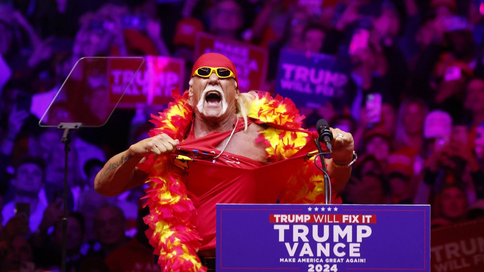 2024 wurde Hogan zudem von vielen Fans für seine Unterstützung von Donald Trump während des US-Wahlkampfs kritisiert. Hogan trat beim Nominierungsparteitag der Republikaner auf. Auch bei der Vereidigungsfeier des US-Präsidenten ist Hogan zu sehen und verkündet: „Amerika ist zurück!“ Ihren Unmut äußern Fans anschließend beim Netflix-Debüt der WWE im Januar 2025. Bei seinem Auftritt wird der Wrestler von großen Teilen der Menge ausgebuht.Foto: IMAGO/UPI Photo 2024 wurde Hogan zudem von vielen Fans für seine Unterstützung von Donald Trump während des US-Wahlkampfs kritisiert. Hogan trat beim Nominierungsparteitag der Republikaner auf. Auch bei der Vereidigungsfeier des US-Präsidenten ist Hogan zu sehen und verkündet: „Amerika ist zurück!“ Ihren Unmut äußern Fans anschließend beim Netflix-Debüt der WWE im Januar 2025. Bei seinem Auftritt wird der Wrestler von großen Teilen der Menge ausgebuht.Foto: IMAGO/UPI Photo